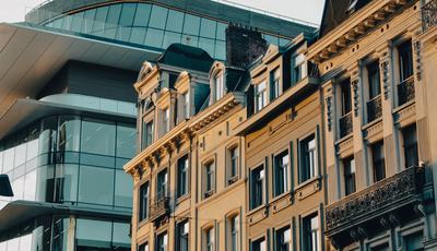 Historic townhouses contrast with the curved glass façade and rooftop terrace of Brucity, the City of Brussels’ administrative centre on Rue des Halles.
