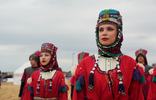 Mensen in traditionele klederdracht tijdens een cultureel evenement.