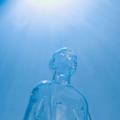 Abstract transparant menselijk figuur in blauw licht als symbool voor de toekomst.