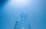 Abstract transparant menselijk figuur in blauw licht als symbool voor de toekomst.